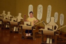 「ミシンを踏む人」のペーパークラフト。(c)高野文子