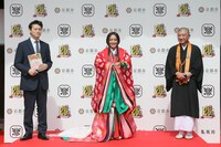 左から週刊少年ジャンプの中野博之編集長、岡田結実、大覚寺の伊勢俊雄執行長。