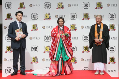 左から週刊少年ジャンプの中野博之編集長、岡田結実、大覚寺の伊勢俊雄執行長。