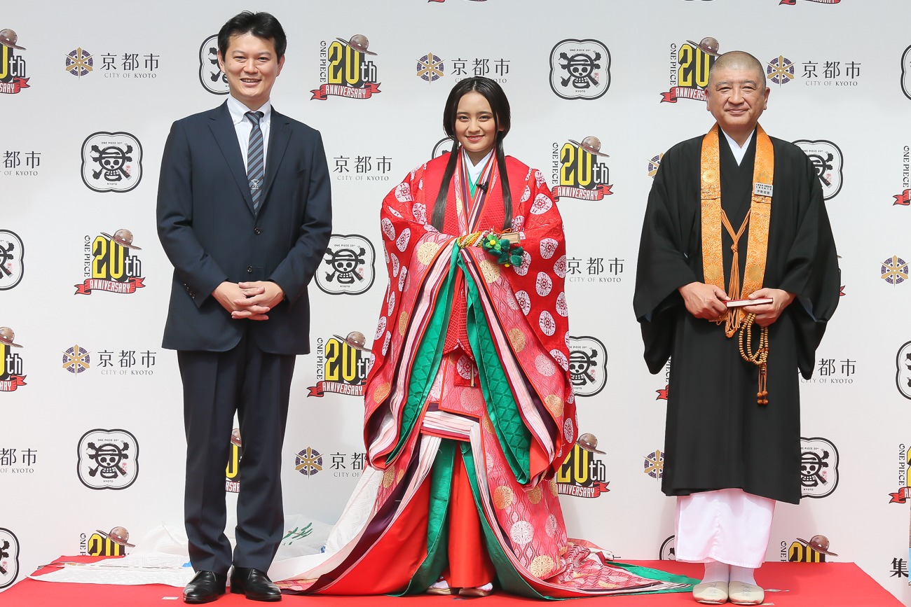 左から週刊少年ジャンプの中野博之編集長、岡田結実、大覚寺の伊勢俊雄執行長。