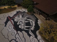 「ONE PIECE ART NUE 大覚寺『魔獣と姫と誓いの花』展」の石絵。(c)尾田栄一郎/集英社/京都麦わら道中記推進委員会