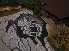 「ONE PIECE ART NUE 大覚寺『魔獣と姫と誓いの花』展」の石絵。(c)尾田栄一郎/集英社/京都麦わら道中記推進委員会