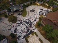 「ONE PIECE ART NUE 大覚寺『魔獣と姫と誓いの花』展」の石絵。(c)尾田栄一郎/集英社/京都麦わら道中記推進委員会