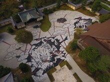 「ONE PIECE ART NUE 大覚寺『魔獣と姫と誓いの花』展」の石絵。(c)尾田栄一郎/集英社/京都麦わら道中記推進委員会