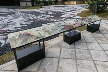 「ONE PIECE ART NUE 大覚寺『魔獣と姫と誓いの花』展」の石絵。(c)尾田栄一郎/集英社/京都麦わら道中記推進委員会