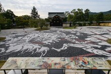 「ONE PIECE ART NUE 大覚寺『魔獣と姫と誓いの花』展」の石絵。(c)尾田栄一郎/集英社/京都麦わら道中記推進委員会