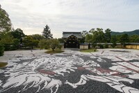 「ONE PIECE ART NUE 大覚寺『魔獣と姫と誓いの花』展」の石絵。(c)尾田栄一郎/集英社/京都麦わら道中記推進委員会