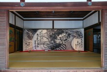 「ONE PIECE ART NUE 大覚寺『魔獣と姫と誓いの花』展」の展示。(c)尾田栄一郎/集英社/京都麦わら道中記推進委員会