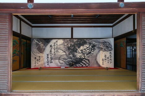 「ONE PIECE ART NUE 大覚寺『魔獣と姫と誓いの花』展」の展示。(c)尾田栄一郎/集英社/京都麦わら道中記推進委員会