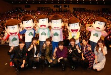 左からおそ松役の櫻井孝宏、カラ松役の中村悠一、チョロ松役の神谷浩史、一松役の福山潤、十四松役の小野大輔、トド松役の入野自由、トト子役の遠藤綾。