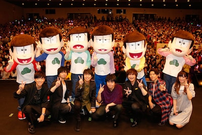 左からおそ松役の櫻井孝宏、カラ松役の中村悠一、チョロ松役の神谷浩史、一松役の福山潤、十四松役の小野大輔、トド松役の入野自由、トト子役の遠藤綾。