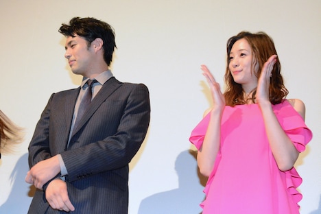 左から佐伯大地、足立梨花。