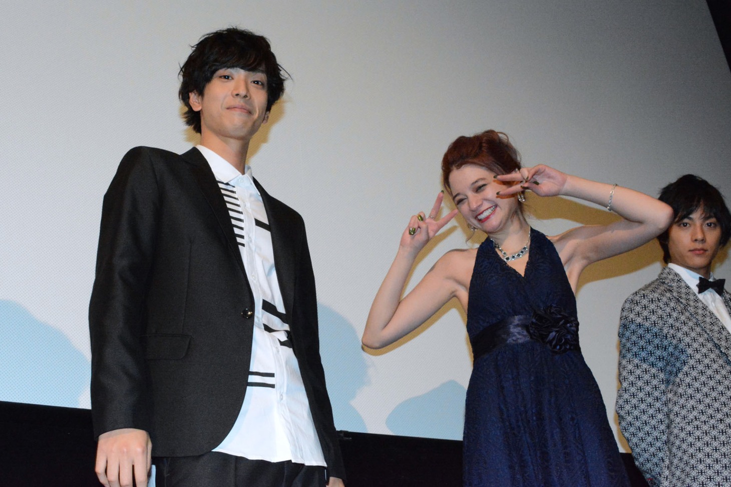 左から黒羽麻璃央、瑛茉ジャスミン、永田崇人。
