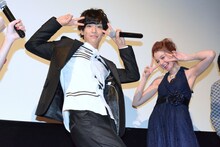 左から黒羽麻璃央、瑛茉ジャスミン。