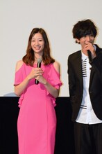 左から足立梨花、黒羽麻璃央。