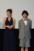 左から瑛茉ジャスミン、永田崇人。