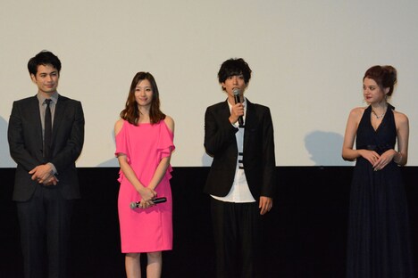 左から佐伯大地、足立梨花、黒羽麻璃央、瑛茉ジャスミン。