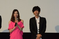 左から足立梨花、黒羽麻璃央。