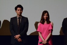 左から佐伯大地、足立梨花。