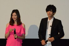 左から足立梨花、黒羽麻璃央。