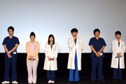 左から坂口健太郎、吉田羊、松岡茉優、綾野剛、大森南朋、星野源。