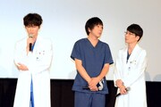 左から綾野剛、大森南朋、星野源。
