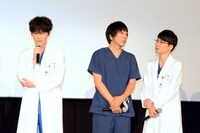 左から綾野剛、大森南朋、星野源。
