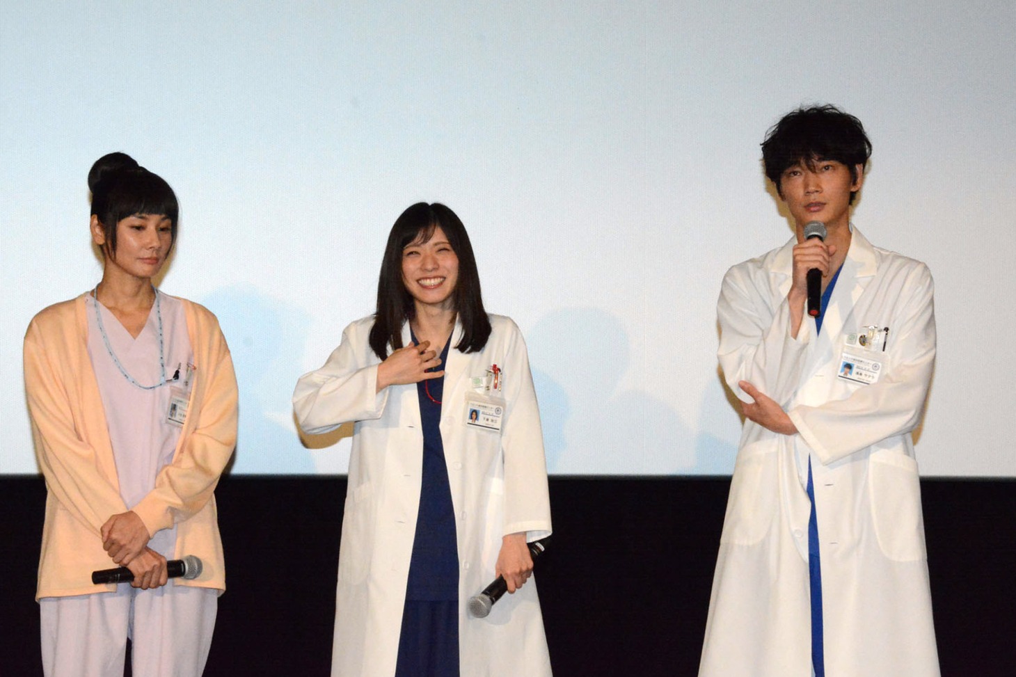 左から吉田羊、松岡茉優、綾野剛。