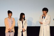 左から吉田羊、松岡茉優、綾野剛。