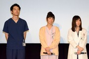 左から坂口健太郎、吉田羊、松岡茉優。