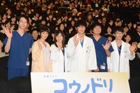 左から白川領役の坂口健太郎、小松留美子役の吉田羊、下屋加江役の松岡茉優、鴻鳥サクラ役の綾野剛、今橋貴之役の大森南朋、四宮春樹役の星野源。