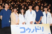 左から白川領役の坂口健太郎、小松留美子役の吉田羊、下屋加江役の松岡茉優、鴻鳥サクラ役の綾野剛、今橋貴之役の大森南朋、四宮春樹役の星野源。