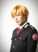 荒木宏文扮するジーン・オータス。