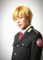 荒木宏文扮するジーン・オータス。