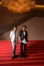 左から柚香光、宮野真守（撮影：大坪尚人）。