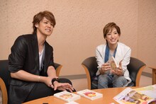 左から宮野真守、柚香光（撮影：大坪尚人）。