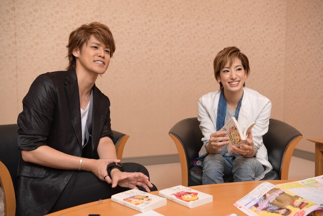 左から宮野真守、柚香光（撮影：大坪尚人）。