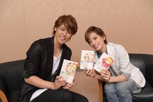 左から宮野真守、柚香光（撮影：大坪尚人）。