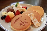 「ネコノヒーSUCCESSパンケーキ」1100円（ドリンクセット1700円）