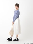 「マギ マギのビジュー付きニットプルオーバー」のサックスの着用例。