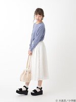 「マギ マギのビジュー付きニットプルオーバー」のサックスの着用例。