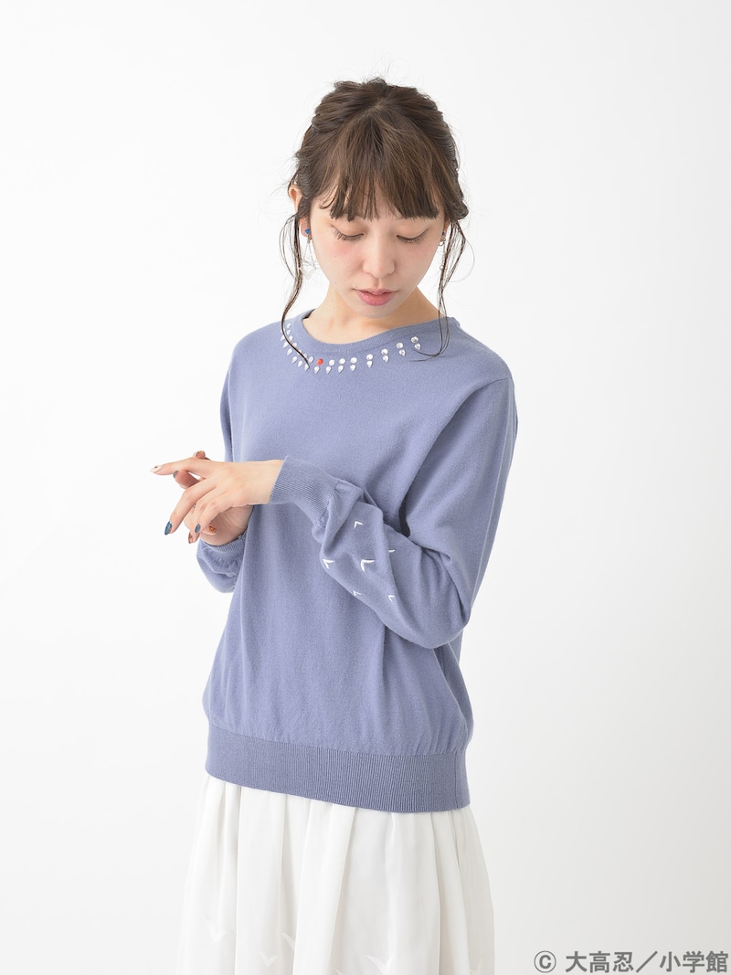 「マギ マギのビジュー付きニットプルオーバー」のサックスの着用例。