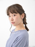 「マギ ルフモチーフ イヤリング」のホワイトの着用例。