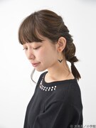 「マギ ルフモチーフ イヤリング」のブラックの着用例。