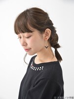 「マギ ルフモチーフ イヤリング」のブラックの着用例。