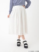 「マギ ルフモチーフ スカート」のホワイトの着用例。