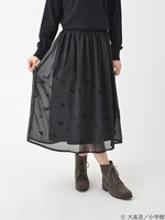 「マギ ルフモチーフ スカート」のブラックの着用例。