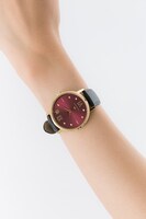 おそ松モデルの腕時計。