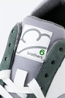 チョロ松モデルのスニーカー。