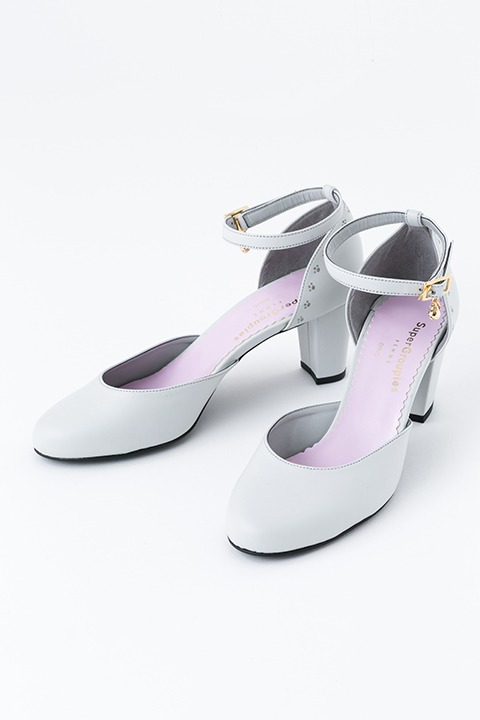 一松モデルのパンプス。